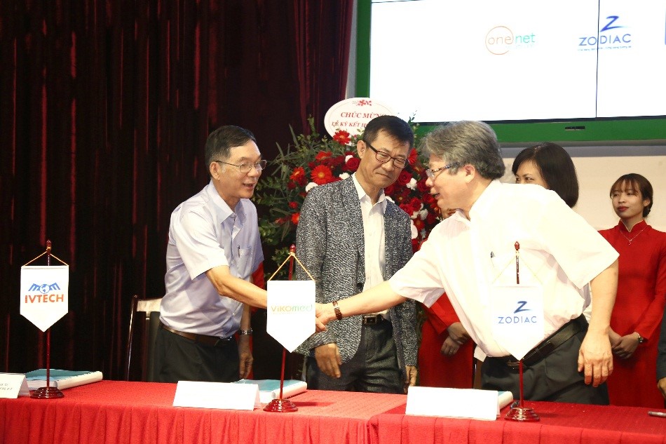 (GS. TS. Trần Bình Giang bắt tay từng thành viên liên danh nhà thầu sau khi ký kết hợp đồng)