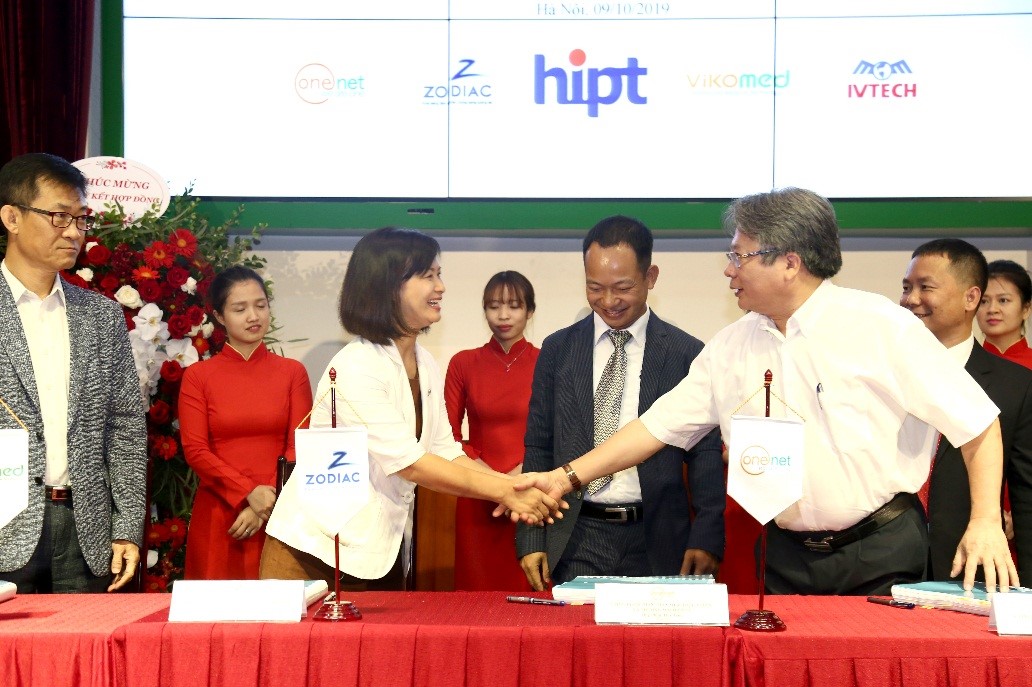 (GS. TS. Trần Bình Giang bắt tay từng thành viên liên danh nhà thầu sau khi ký kết hợp đồng)