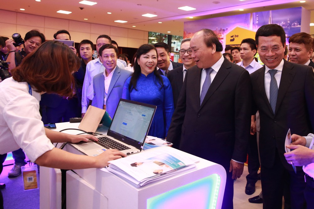 Thủ tướng Nguyễn Xuân Phúc, Bộ trưởng Bộ TT&TT Nguyễn Mạnh Hùng và Bộ trưởng Bộ Y tế Nguyễn Thị Kim Tiến trực tiếp đến tham quan gian trưng bày của Hệ thống OneEMR http://ai.health.vn/uploads/images/userfiles/thutuong2.jpg